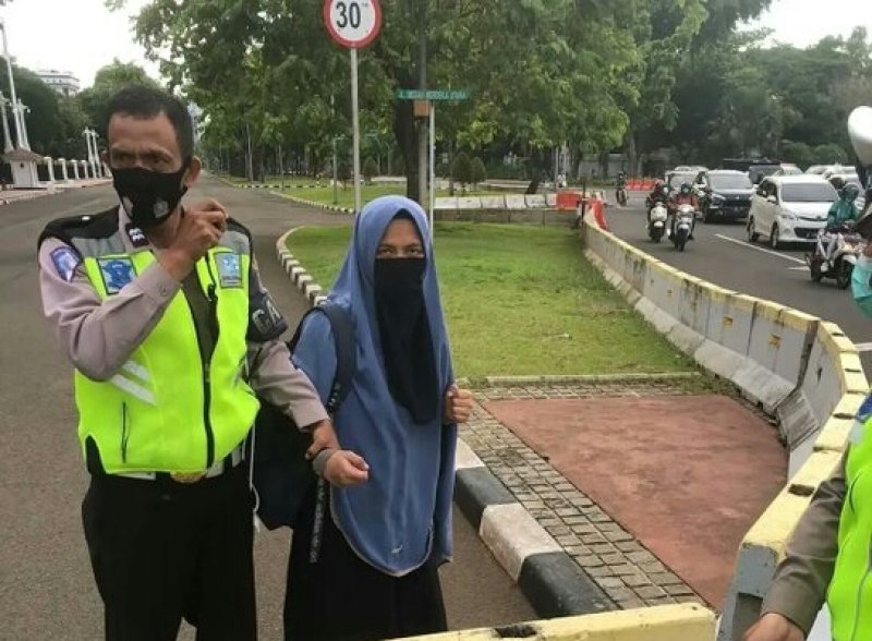Breaking News: Berusaha Terobos Istana Bawa Pistol Jenis FN, Wanita Bercadar Hitam Diamankan Polisi