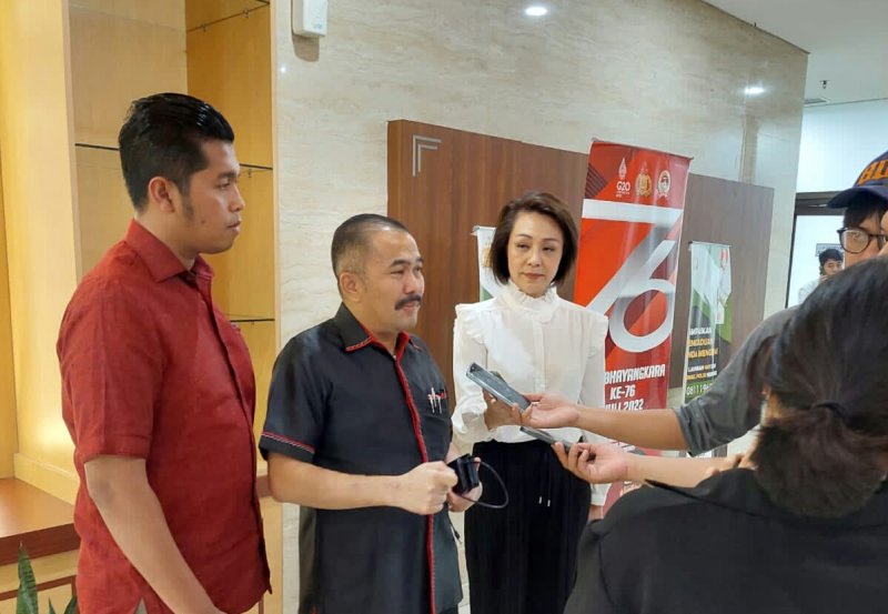 Dilaporkan Dirut Taspen Penyebar Hoax, Kamaruddin Simanjuntak Bawa Sekoper Bukti ke Bareskrim