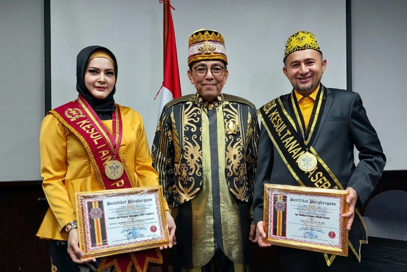 Berkontribusi di IKN, Sultan Paser Berikan Penghargaan Kekerabatan kepada Dua Tokoh Muda Bangsa
