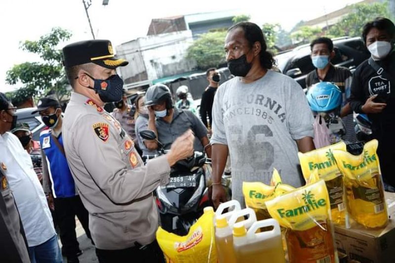 Kapolrestabes Surabaya Turun ke Pasar Pastikan Ketersediaan Minyak Goreng Aman Jelang Ramadhan