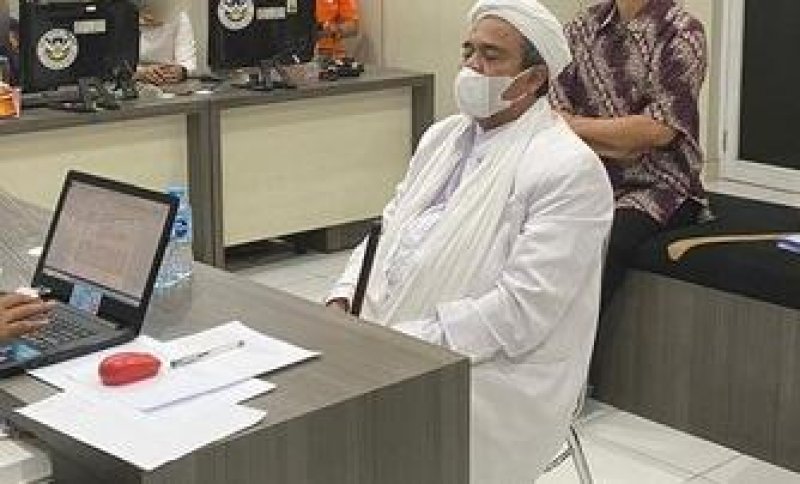 Pentolan FPI Rizieq Shihab Ditahan Usai Diperiksa 11 Jam