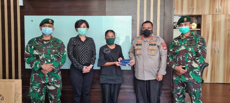 Penembakan di Cengkareng, Master Trust Lawfirm Berikan Buku Tabungan Beasiswa Pendidikan 