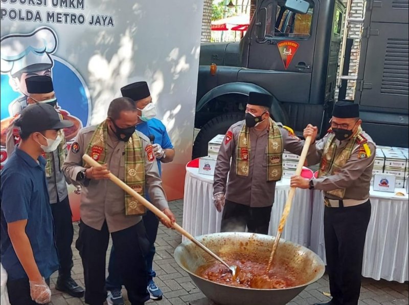 Polda Metro Bagikan 8 Ton Rendang untuk Warga Jakarta
