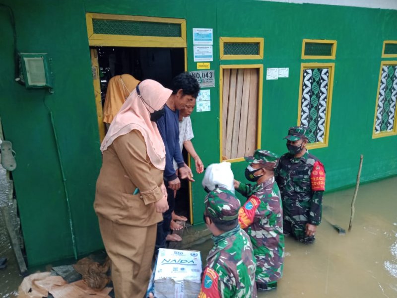 Aksi Peduli, Kuncoro Sumbang 200 Dus Besar Air Mineral kepada Warga Terdampak Banjir