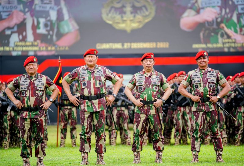 Terlihat Gagah dengan Seragam Kopassus, Kapolri: Jangan Ragukan Sinergisitas TNI-Polri Jaga NKRI 