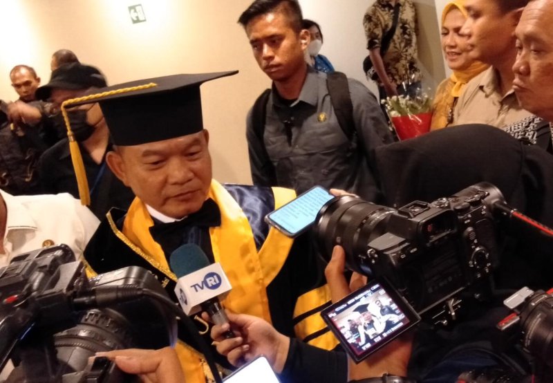 Diwisuda Raih Doktor Cumlaude, Jenderal Dudung Ingatkan untuk Tak Jadi Sempurna, Tapi Berguna