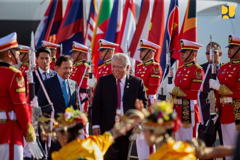 Menteri Basuki Sambut Kedatangan Sultan Brunei Darussalam di KTT ASEAN ke-42