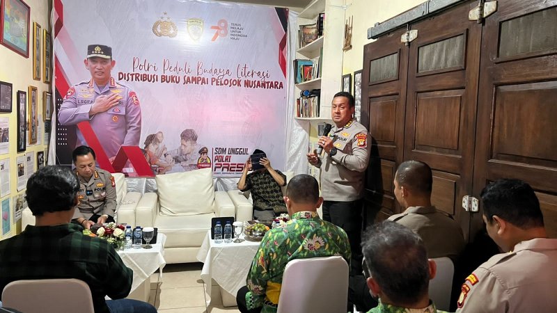 Tingkatkan Budaya Literasi di IIndonesia, Polda Metro Jaya Bagikan 10.000 Buku kepada Masyarakat