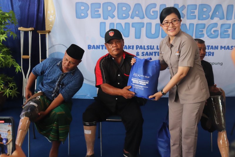 Bakrie Amanah dan PT SEAPI Bantu Penyandang Disabilitas dan Warga Dhuafa