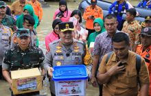 Basah Terendam Air, Kapolda Riau dan Danrem 031/Wira Bima Bersinergi Bantu Korban Banjir
