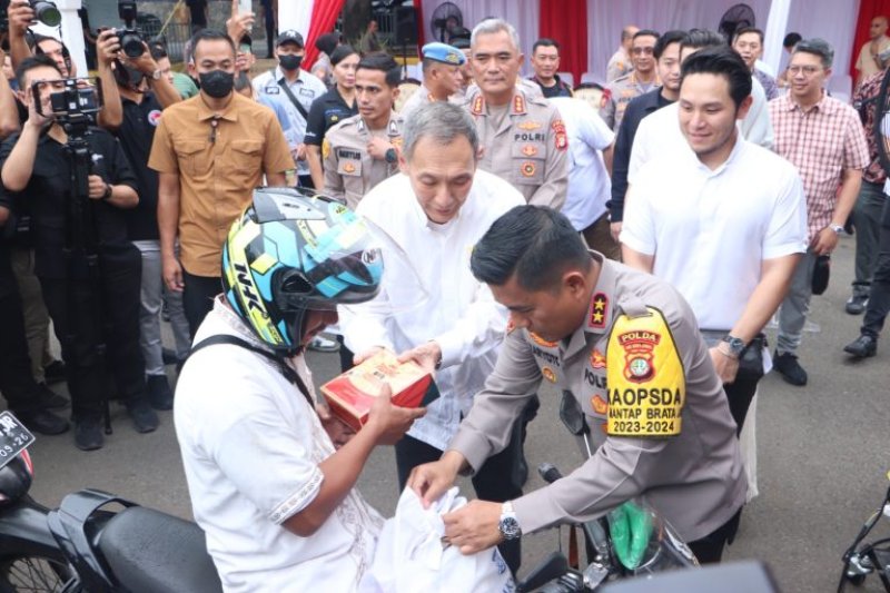 Ramadhan Penuh Berkah, Kapolda Metro Bagikan 5.000 Paket Sembako Bantuan Jusuf Hamka