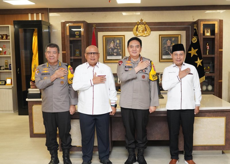 Kapolda Mohammad Iqbal Paparkan Teknologi Command Center saat Kompolnas Kunjungan Kerja ke Polda Riau