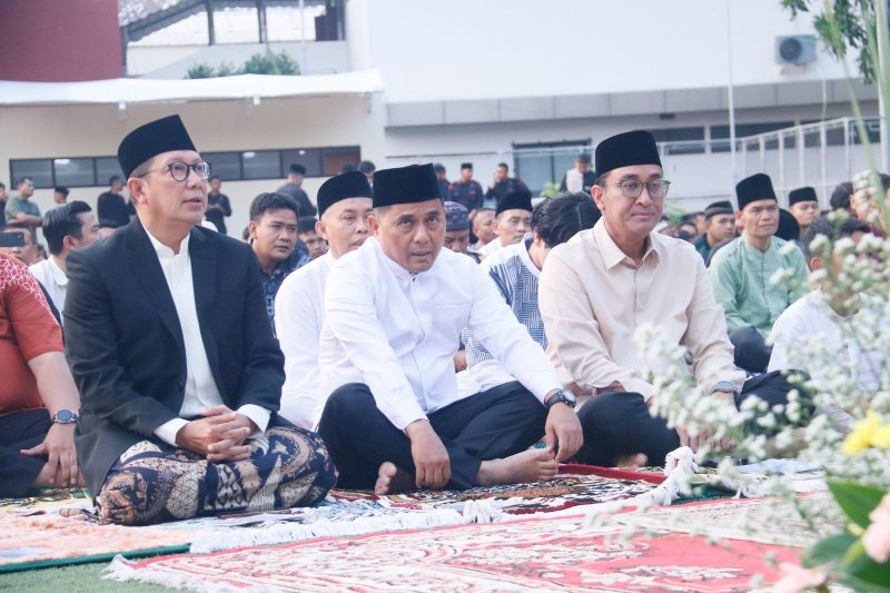 Bagikan Hewan Kurban, Kapolda Karyoto Shalat Idul Adha di Stadion Presisi
