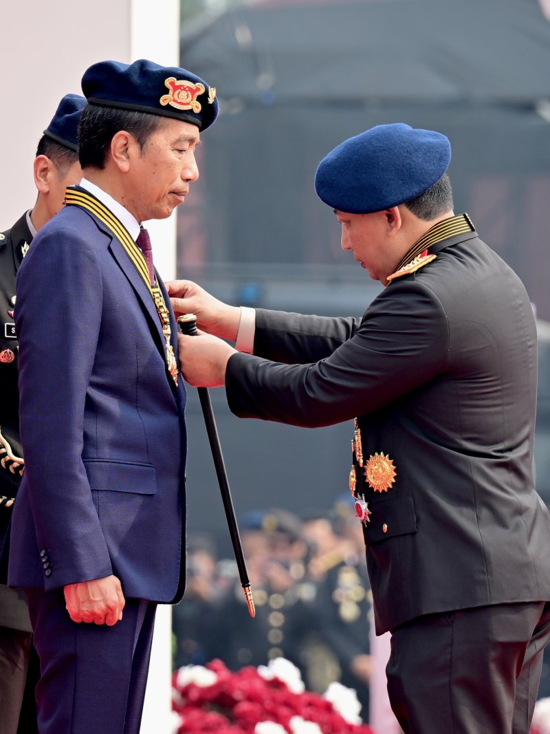 Pengabdian Terbaik, Presiden Jokowi Diangkat Jadi  Warga Kehormatan Brimob  