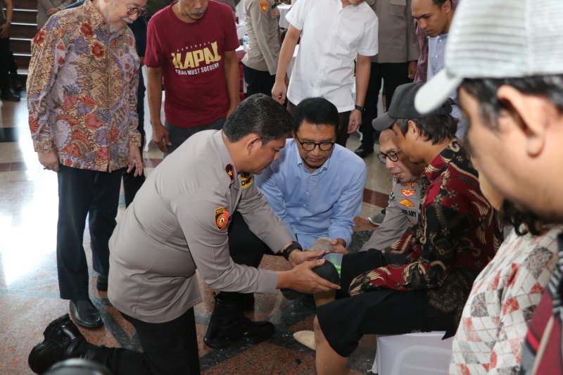 PMJ Berikan Bantuan Kaki Palsu kepada Masyarakat yang Membutuhkan