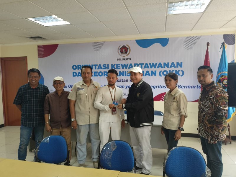 Serahkan KTA Biasa Anggota PWI Jaya, Ketum PWI Pusat Zulmansyah Sekedang: Jaga Marwah Organisasi