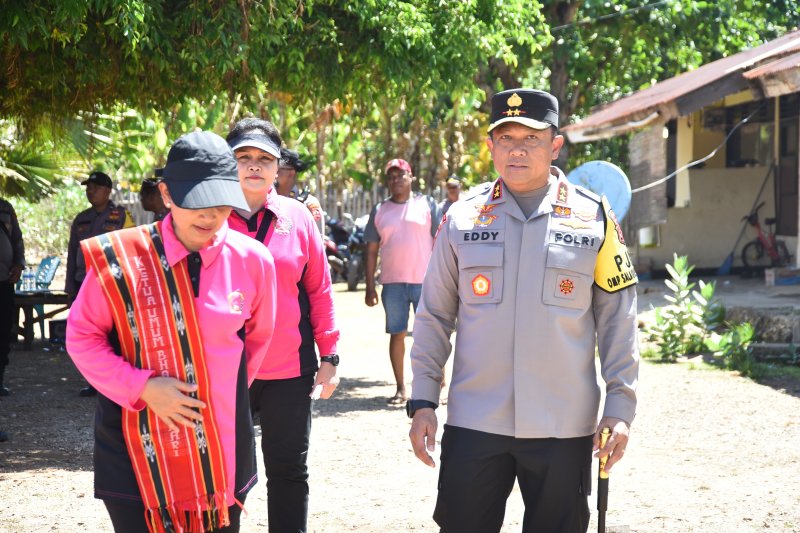 Kapolda Eddy Dampingi Ketum Bhayangkari Pusat Salurkan Ribuan Paket Bansos di Maluku Barat Daya