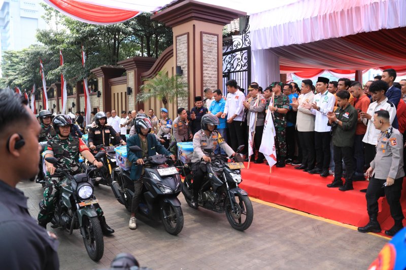 Kapolri dan Panglima TNI Bagikan 161.411 Paket Bansos Jelang Ramadan