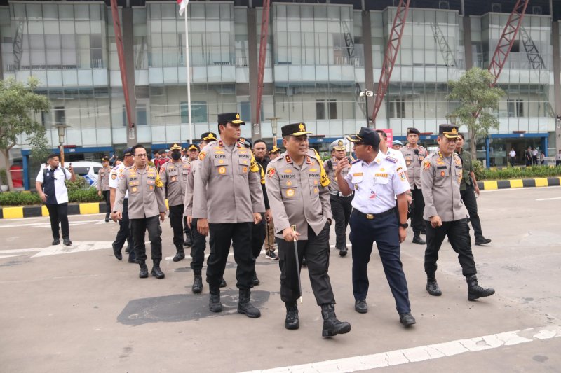 Pastikan Pemudik Aman dan Nyaman, Kapolda Metro Jaya Tinjau Terminal Pulogebang