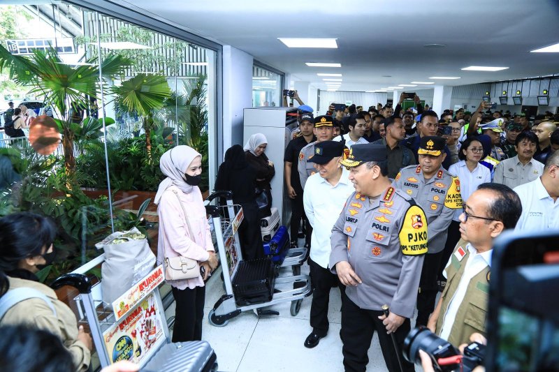 Tinjau Bandara Soetta, Kapolri Instruksikan Jajaran Rutin Patroli Pastikan Pemudik Aman dan Nyaman