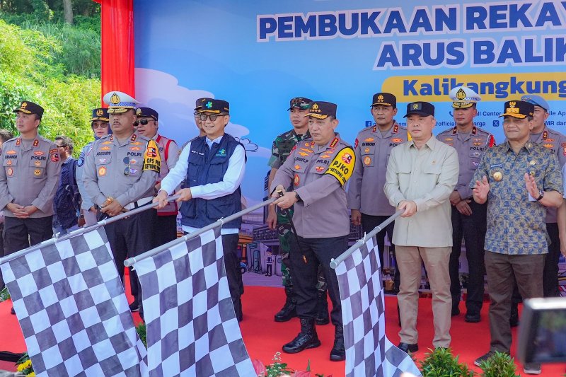 Kapolri Lepas Flag Off One Way Nasional Arus Balik Lebaran 2025 di KM 414 Sampai KM 70 Hari Ini