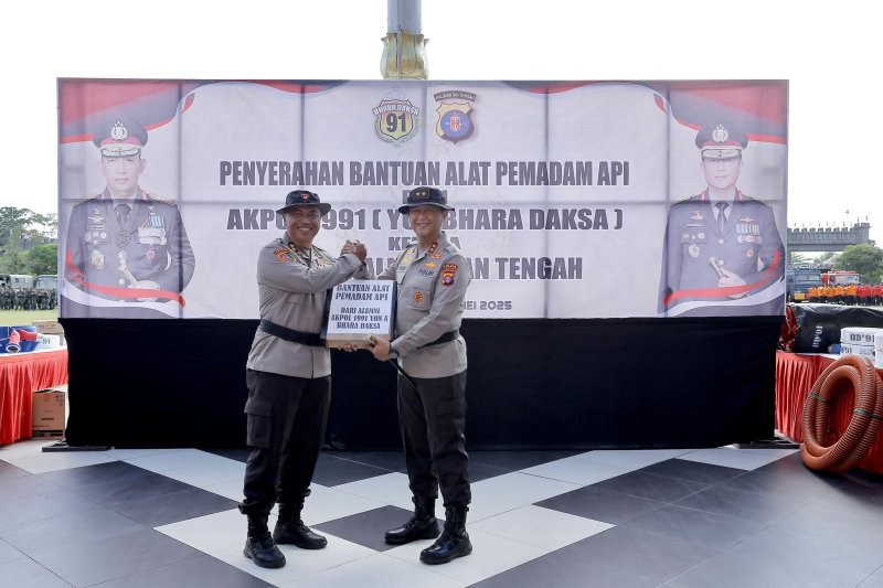 Tanggap Bencana Karhutla, Alumni Akabri 91 Salurkan 9 Mesin Pompa Air dan Alat Pemadam Api ke Polda Kalteng