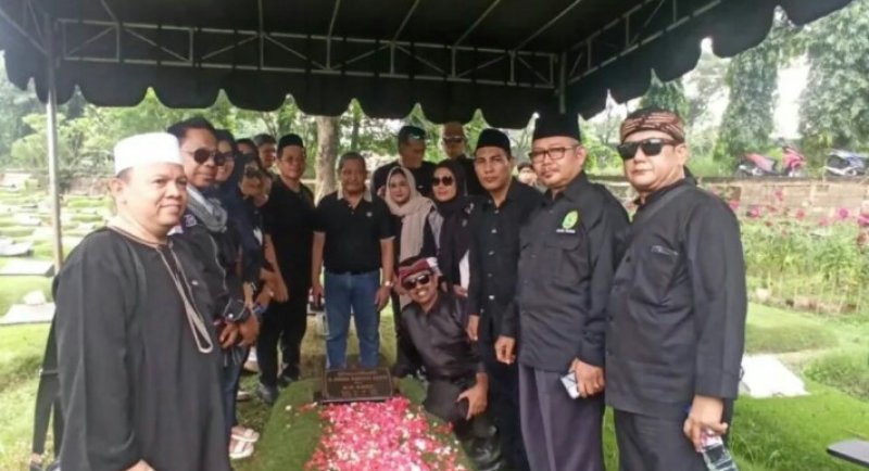 Jelang HUT ke-17, KAI Kenang Perjuangan Adnan Buyung Nasution Lewat Ziarah Khidmat