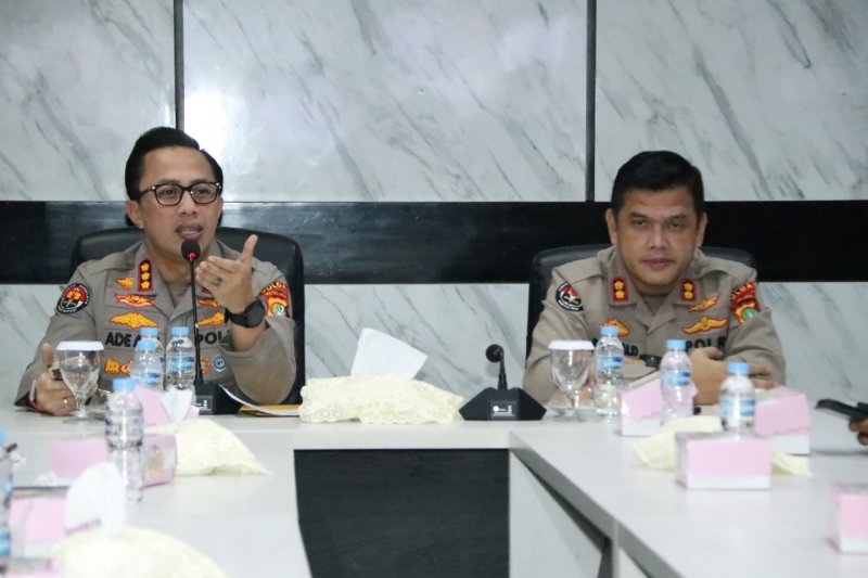 Kabidhumas PMJ Beri Penghargaan kepada Personel dan Satker Berkinerja Terbaik dalam Anev Bulanan