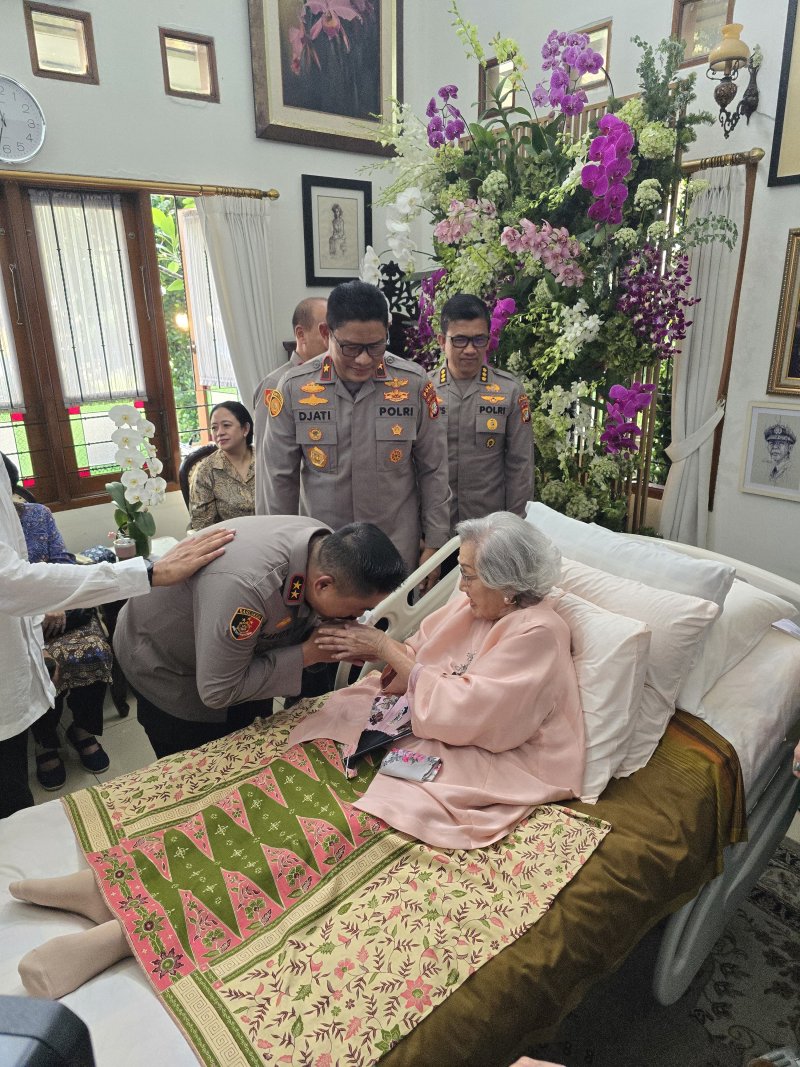 Seabad Usia, Eyang Meri Hoegeng Dapat Surprise Dikunjungi Kapolda dan Wakapolda Metro Jaya