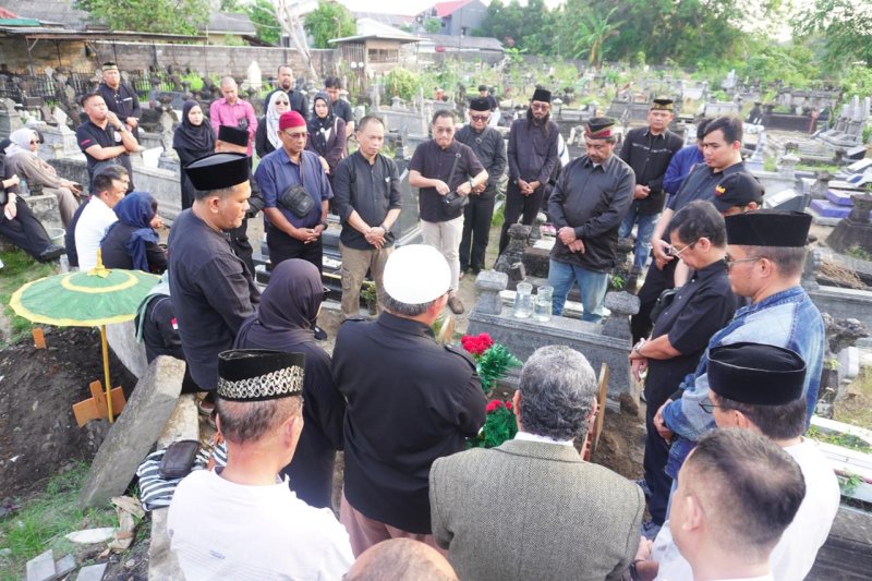 Pengurus dan Anggota KAI, Gelar Ziarah dan Takziah ke Makam Almarhum Ramdlon Naning di Yogyakarta