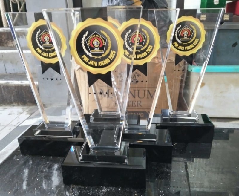 Bersama Wakil Ketua MPR, Pengusaha Asal Papua Osea Petege Terima PWI Jaya Awards 2025