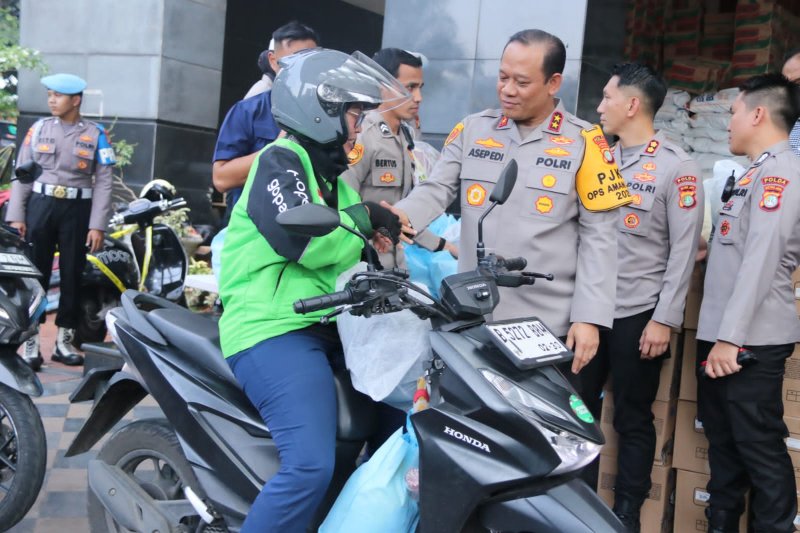 PMJ Bagikan Helm dan Sembako untuk Pengemudi Ojek Online