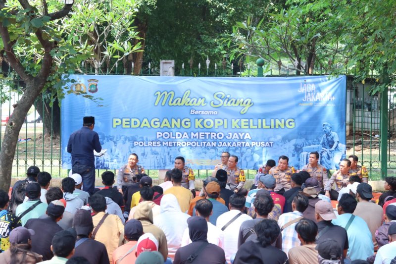 Kapolda Metro Jaya dan Pedagang Kopi Keliling di Monas Duduk Bareng Santap Makan Siang