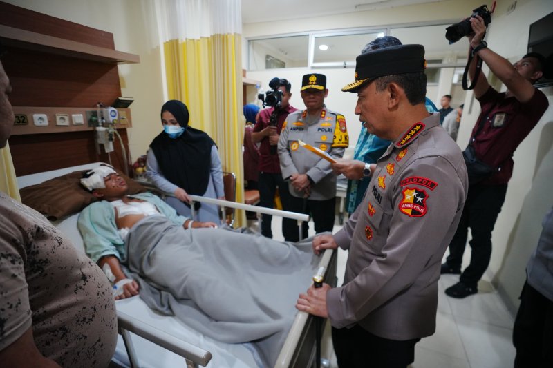 Kapolri Sigit Prabowo Kunjungi Korban Ledakan SMAN 72 di RSI Cempaka Putih