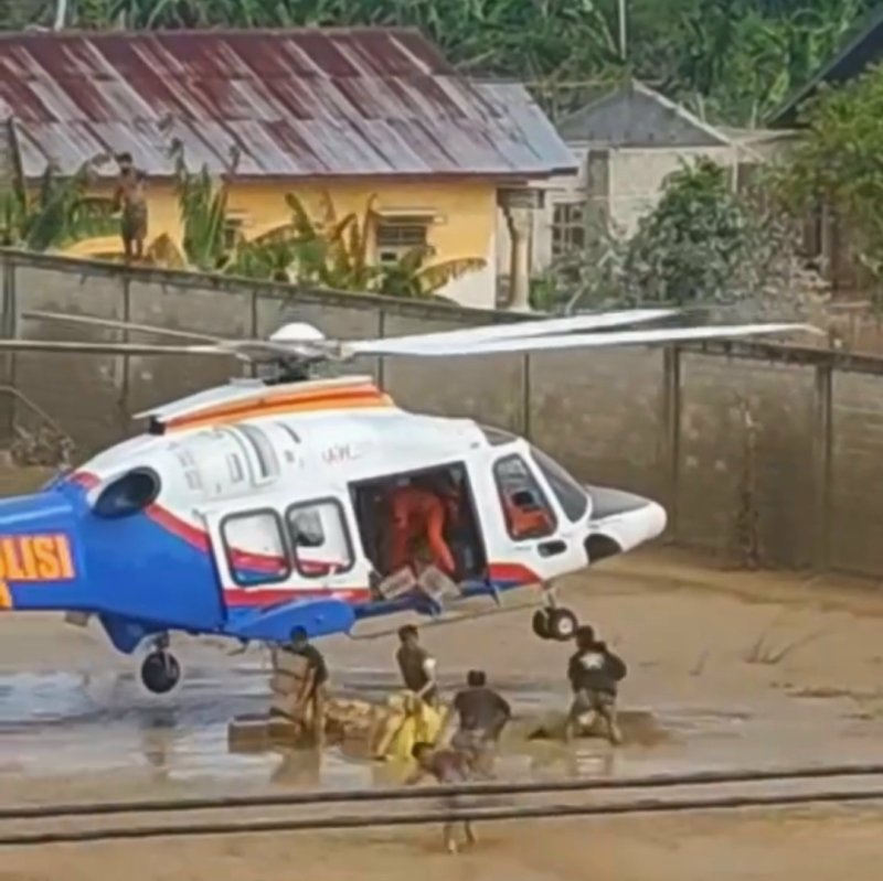Helikopter Poludara Baharkam Polri Berhasil Dropping Logistik Bantuan ke Aceh Tamiang