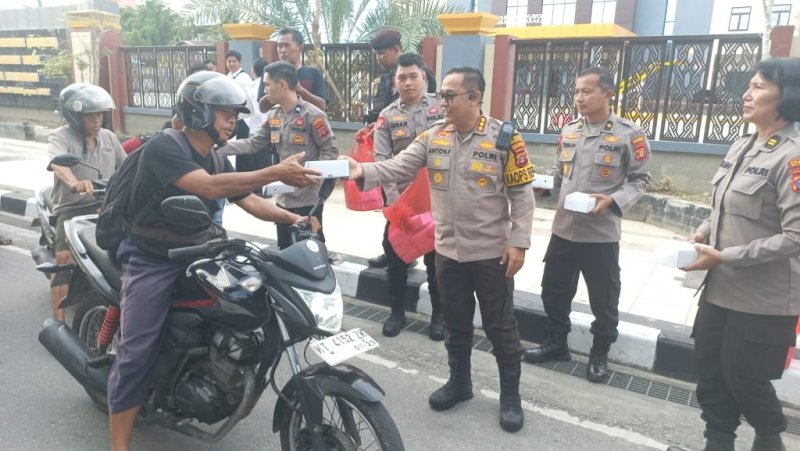 Kapolresta Balikpapan dan Aliansi Mahasiswa Bagikan 500 Takjil kepada Pengguna Jalan di Bulan Ramadan